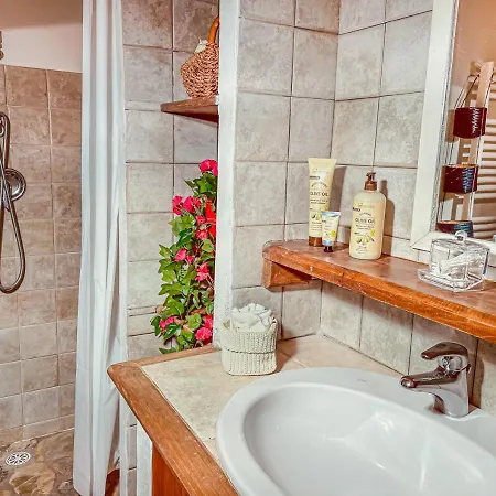 Апартаменты Romantic Tuscan Barn With Pool Views Private Terrace Sleeps 2 To 6, Lamole *